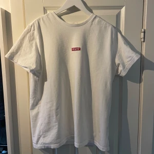 T-shirt Levi’s - Vit T-shirt storlek L, bra skick