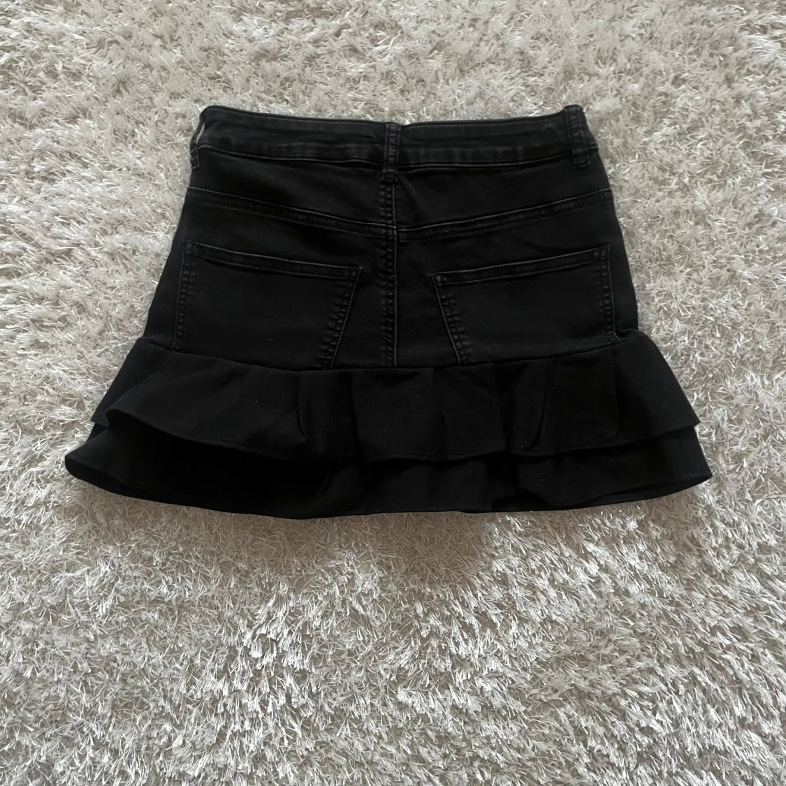 Svart kortkjol med volang och dragkedjor - 1