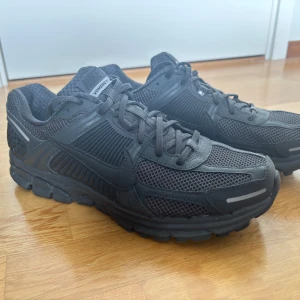 Nike zoom vomero 5 svart - Svart nike sneakers, otroligt bekväma och väldigt snygga. Väldigt fint skick, använda bara ett fåtal gånger.