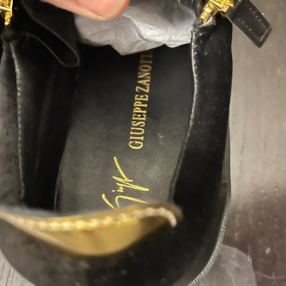 Svarta sneakers från Giuseppe Zanotti med gulddetaljer - 2