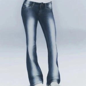 Weekday jeans  - Lågmidjade bootcut, modell booty bei i strl 24/30