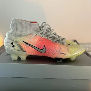 Nike Superfly MDS 004 - Säljer ett par sällsynta Nike mercurial superfly 8 MDS 004 dom är i toppen skick. Men lite chrome på insidan har försvunnit. Påse följermed priset kan diskuteras vid snabb affär. Skriv om ni har frågor
