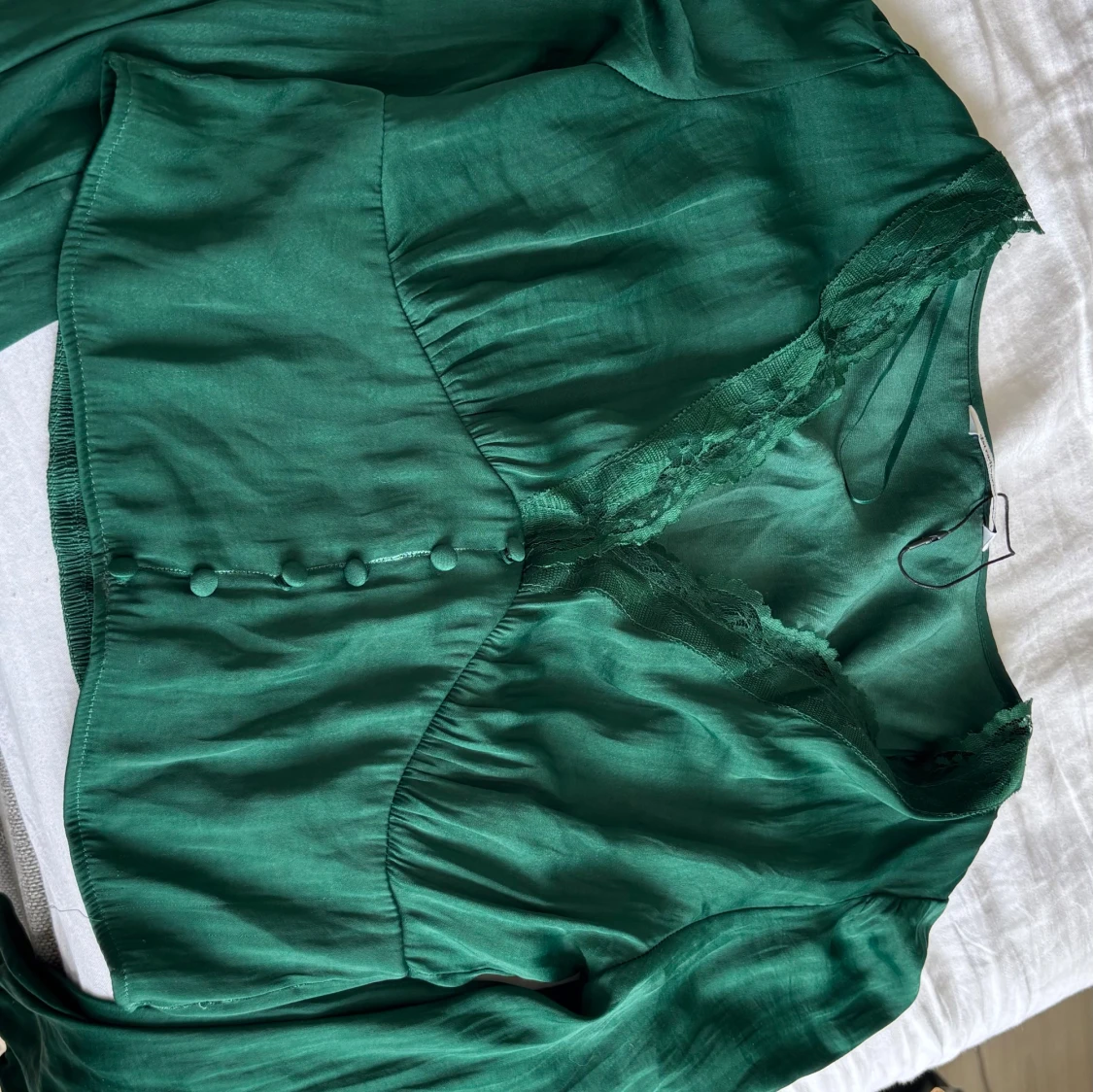 Grön blus med spets och knappar