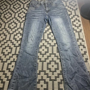 Medel-lågmidjade  blå jeans - Ett par medel-lågmidjade blå jeans, mycket bra skick har nästan aldrig använts, säljer pågrund av längden