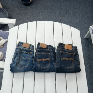  3 Mörkblå jeans från Nudie Jeans - Jag säljer 3 par nuide jeans som är oanvända som jag knappt har rört Jag vill inte ha dom längre så jag kommer sälja för ett lågt pris till er