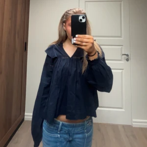 Mörkblå blus - Söt mörkblå blus från Gina Young i storlek 158/164💞perfekt till vår och sommar. 