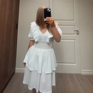 Vit klänning - Super söt vit klänning. Perfekt nu inför sommaren. Använd 1 gång, så i mycket bra skick❤️