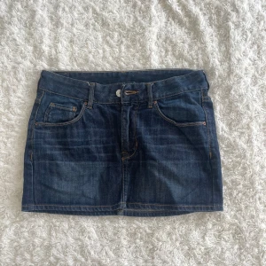 Mörkblå jeanskjol från H&M - Säljer en klassisk mörkblå jeanskjol från H&M. Strl 164 men passar XS-S