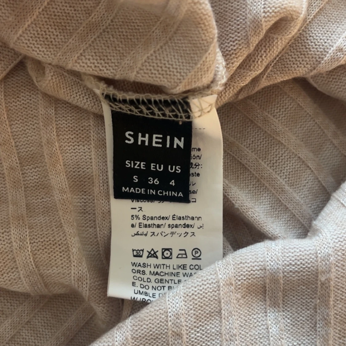 Beige ribbad långärmad klänning med slits - 4