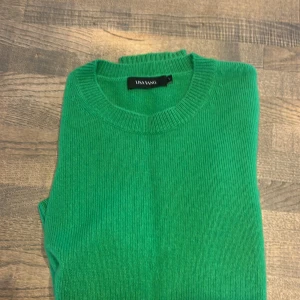 Grön stickad tröja från Lisa Yang - Säljer en snygg grön stickad tröja från Lisa Yang. Tröjan har rund halsringning och långa ärmar med ribbade muddar. Perfekt för dig som vill ha en färgklick i garderoben! 100% Kashmir!