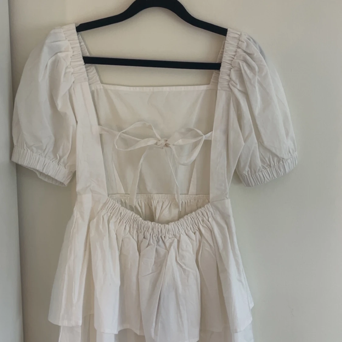 Vit kortklänning med puffärmar och volang - 3