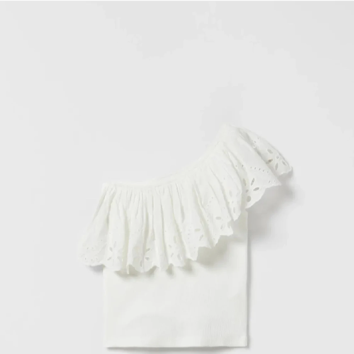 Vit oneshoulder topp med volang Zara