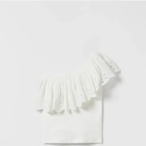 Vit oneshoulder topp med volang Zara - Säljer en söt vit oneshoulder topp med bred volang och broderade detaljer. Perfekt för sommarn! Skriv om du har frågor, köp gärna direkt!🩷