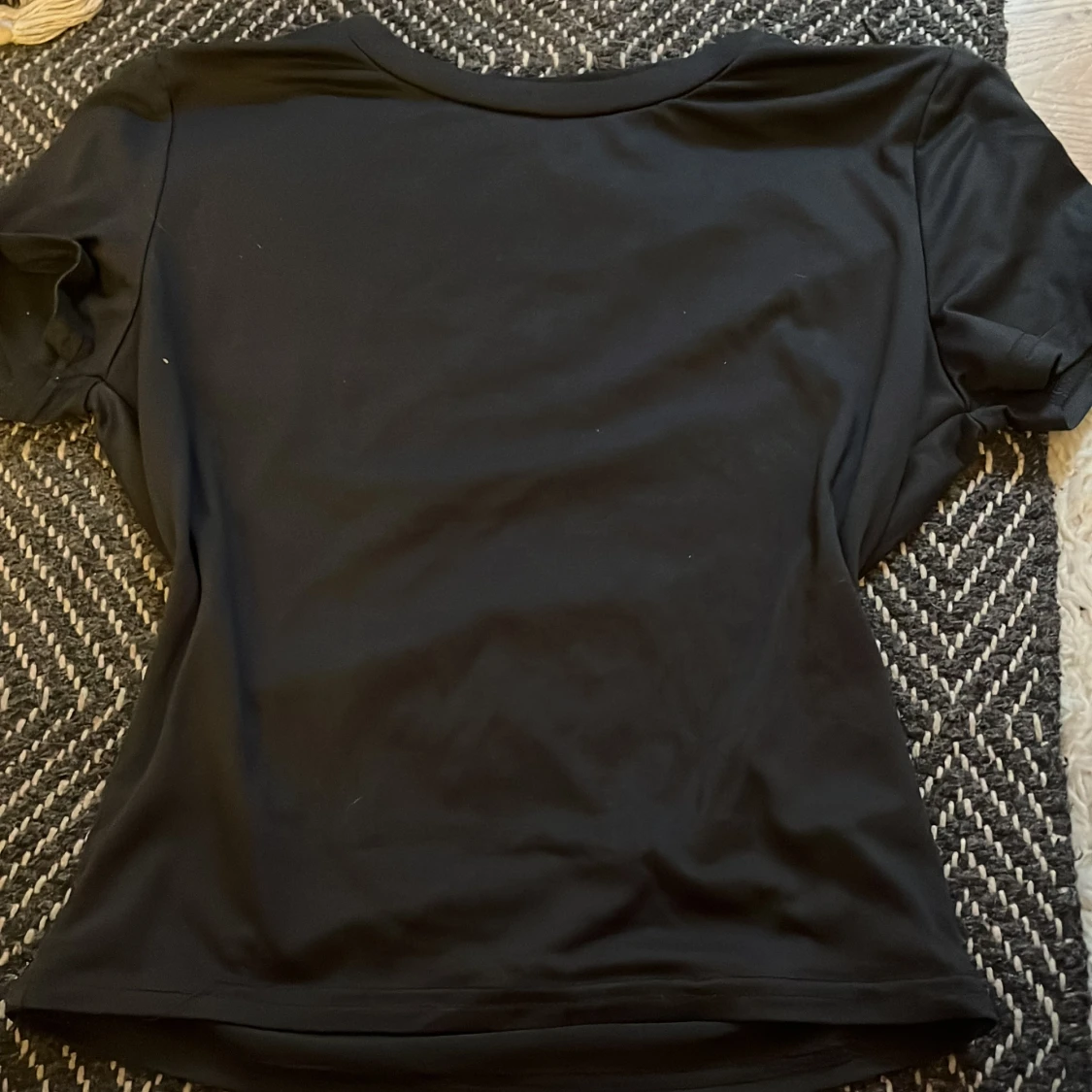 Svart t-shirt i syntetmaterial - 2