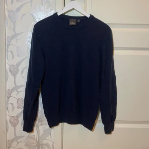Oscar Jacobson tröja - Säljer min stickade tröja i marinblå från Oscar Jacobson. Storlek S. Tröjan är i bra skick och har inga defekter. Hör av dig vid minsta lilla fundering.👍