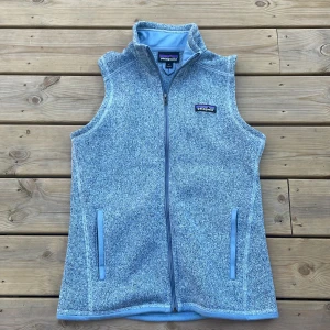 Snygg grå patagonia väst! - Västen är i storleken small, inga defekter på den och har använt den typ en gång. Skriv vid fler frågor🤙🔥👑