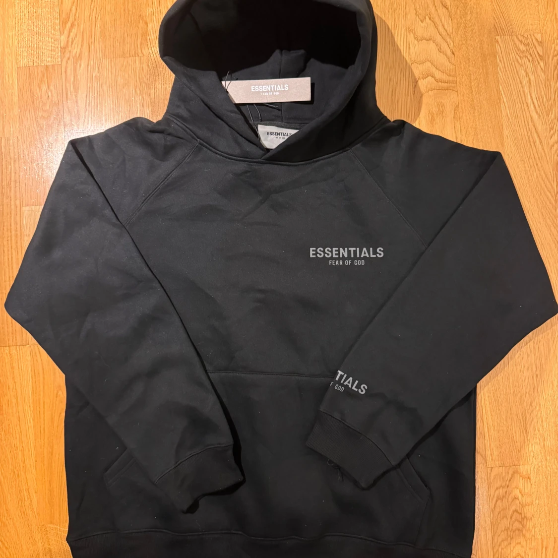 Svart hoodie från Essentials Fear of God