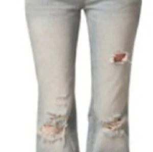 Jeans med hål - Fina lågmidjade jeans med hål🐆🤍👩🏼‍❤️‍💋‍👩🏽 passar även 34💗 midjemått 34 och inmerbenslängd 79cm, har tyvärr inga bilder på🍓🩷