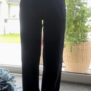 Svarta vida byxor - Säljer ett par svarta byxor med rak och vid passform. Mjukt material, känns som mjukisbyxor men ser ej ut som de, så ett par bekväma byxor. Ursäktar bilderna, kan skicka fler ifall de önskas