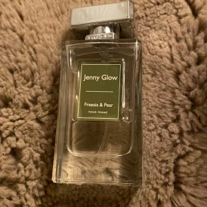 Jenny glow freesie & pear - Säljer min parfym, endast test sprejad, box tillkommer