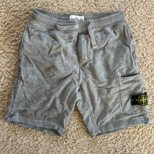 Stone island shorts - Perfekta shortsen för sommaren. Mycket fint skick utan hål eller fläckar. Storlek small. Äkthet garanteras givetvis annars pengarna tillbaks.