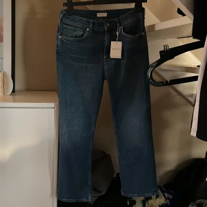 Gant jeans  - Tja! Jag säljer helt nya Gant jeans 10/10 skick. Storleken är 146/152. Har aldrig använt, endast provade. Prislappen sitter på jeansen. Hör av er av frågor och pris kan alltid diskuteras 👍