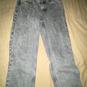 Grå jeans från Grunt - Säljer ett par klassiska grå jeans från Grunt med rak passform. Jeansen har fem fickor, knapp och dragkedja framtill samt bälteshällor. Perfekta till vardags för en avslappnad stil.