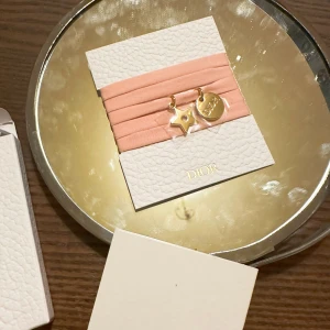 Rosa armband från Dior beauty med guldberlocker - från Dior beauty present