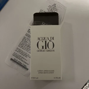 Acqua di Giò After Shave Lotion 100 ml - Säljer denna pga fel köp, endast plasten är halvt öppnad. After shave lotion från Giorgio Armani, Acqua di Giò. Volymen är 100 ml. Nypris 800kr