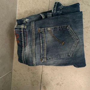 Blå slitna jeans med hål - Säljer dessa feta dondup jeans i storlek 31. Skick 9/10 har en liten defekt skriv till mig om bild på defekten. Slitningar är design. Mitt pris 700 kr kan diskuteras 