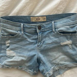 lågmidjade hollister jeanshorts - säljer dessa så snygga lågmidjade hollister jeanshorts!