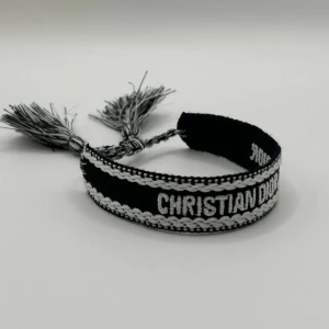 Christian dior armband - Helt ny Christian dior armband. Oanvänd. One size. Fraktar inom 24 timmar. 