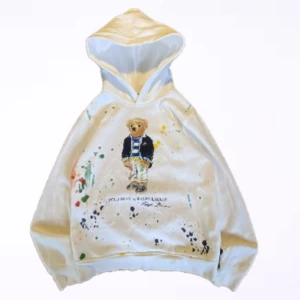 Ralph Lauren hoodie - Riktigt snygg Ralph lauren hoodie med paint splatter. Storlek L i barn storlek så runt S-XS i vanlig storlek. Liknar Maison margiela gats med paint splatter och skulle passa perfekt som alternativ istället för skorna!