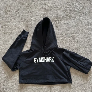 Gymshark cropped hoodie - Svart croppad hoodie från Gymshark i fint skick. Använt 2 ggr. Storlek S. 