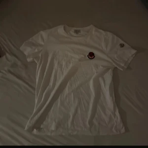 Vit t-shirt från Moncler - Ny moncler t-shirt. Äkta✅
