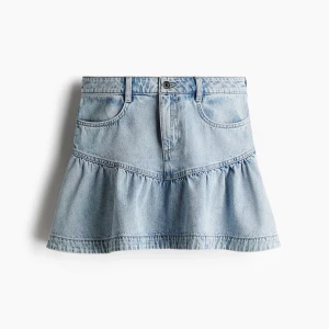 h&m jeanskjol  - Supersöt ljusblå jeanskjol från H&M  med volanger. Köpt i usa men aldrig använd endast testad, säljer då den va för liten🫰🏼🌊 Passar en XS storlek 34! Köpt för 300kr💕🏝️🥂