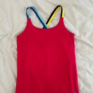 Reebok träningslinne - Träningslinne från Reebok. Storlek S. Bara använd en gång. Inbyggd sport-bh och korslagda remmar på ryggen. Perfekt för träning eller sommarens varma dagar. Materialet är väldigt mjukt och följsamt.