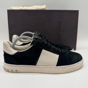 VALENTINO FLYCREW SNEAKERS - Valentino flycrews - Skick: 9,8/10, alla nitar är kvar - Tillbehör: Dustbag, Box  - Storlek 41,5 sitter som 42,5  - Nypris ca 8000 - Går ej att få tag på nya - deluxecloset