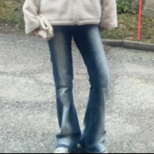 Weekday jeans - Säljer ett pat jättefina byxor från weekday. De är lite slitna längst ner annars fins det inga defekter. Stolek:W29 L32❣️ skriv för mer frågor❣️PRIS GÅR ATT DISKUTERA!!!