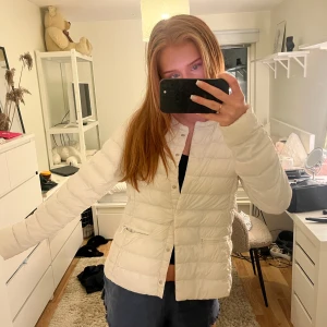 Vit quiltad jacka !!  - Snygg vit quiltad tunn vårjacka/ sommarjacka från Kappahl i storlek S !!🌸