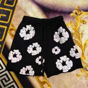 Denim tears shorts - Säljer denim tear short svart vit, storlek s, använts i mindre än 1 månad. För mer bilder kom dm