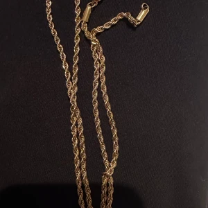 Guldfärgat tvinnat halsband 3mm 50cm  - Säljer ett snyggt guldfärgat halsband med tvinnad kedja. Perfekt för att ge din outfit lite extra bling! Kedjan har ett klassiskt lås och passar till många olika stilar. 