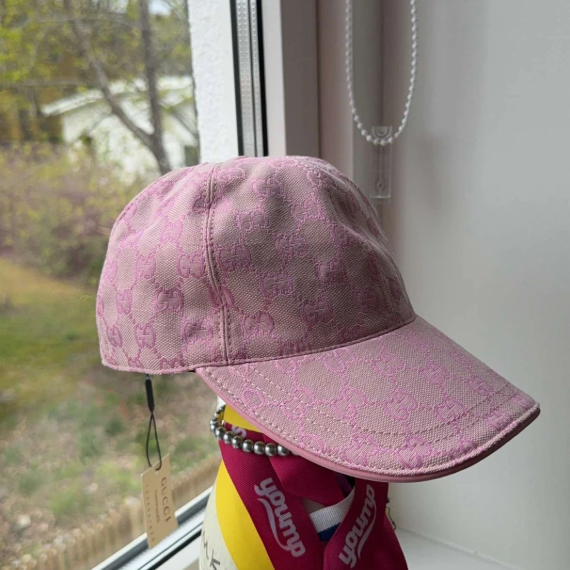 Rosa keps från Gucci med monogram