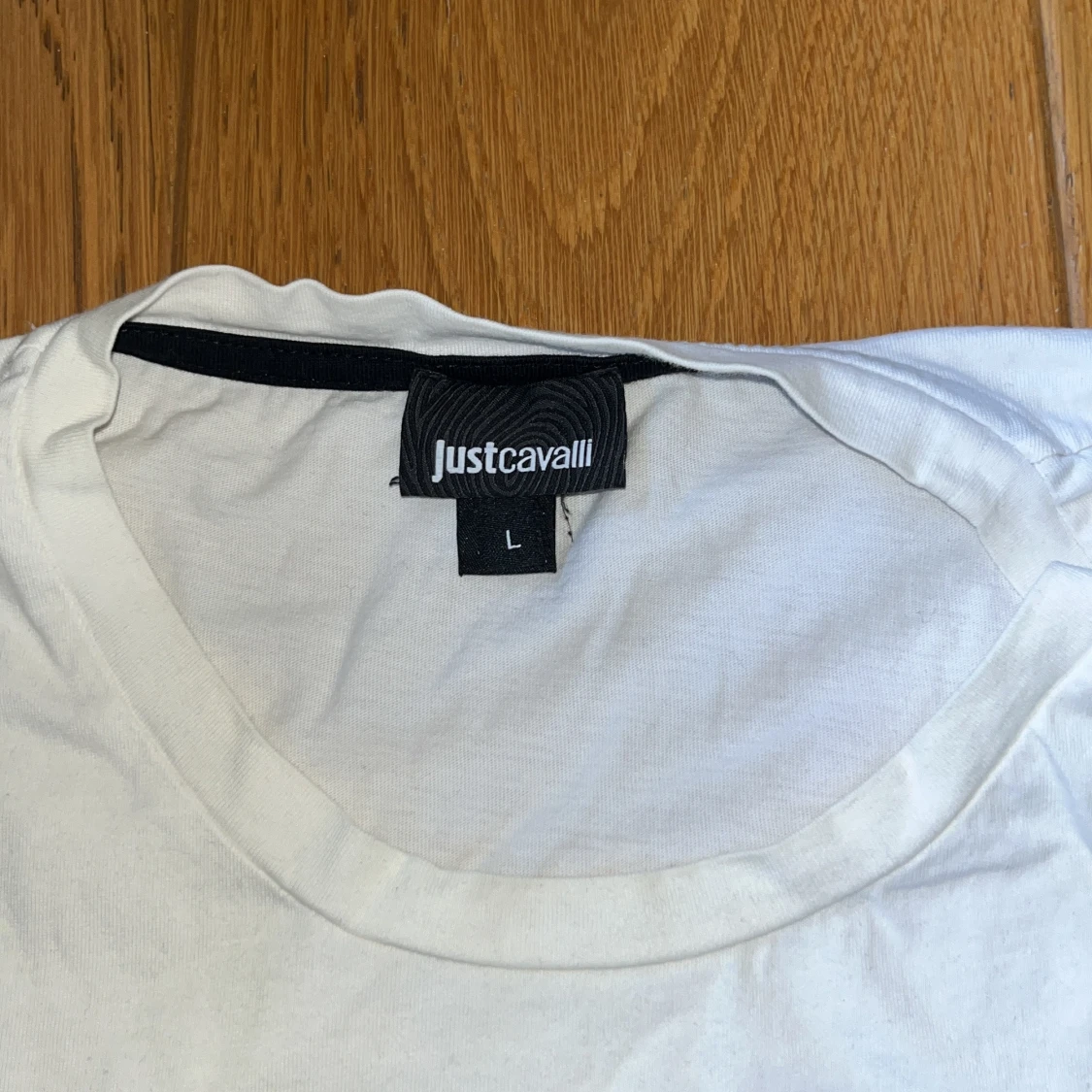 Vit t-shirt med grafiskt tryck från Just Cavalli - 1