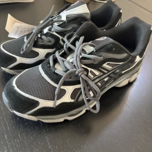 ASICS GEL NYC  - Säljer ett par svart vita Asics gel nyc, oanvända som nya!!
