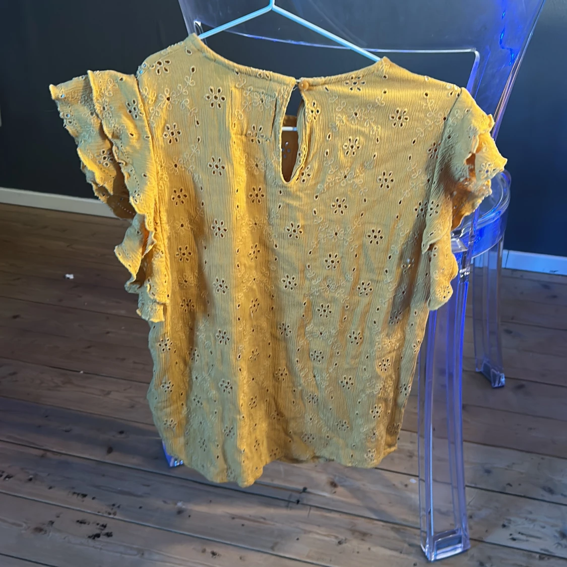 Gul blus med volang och broderade blommor