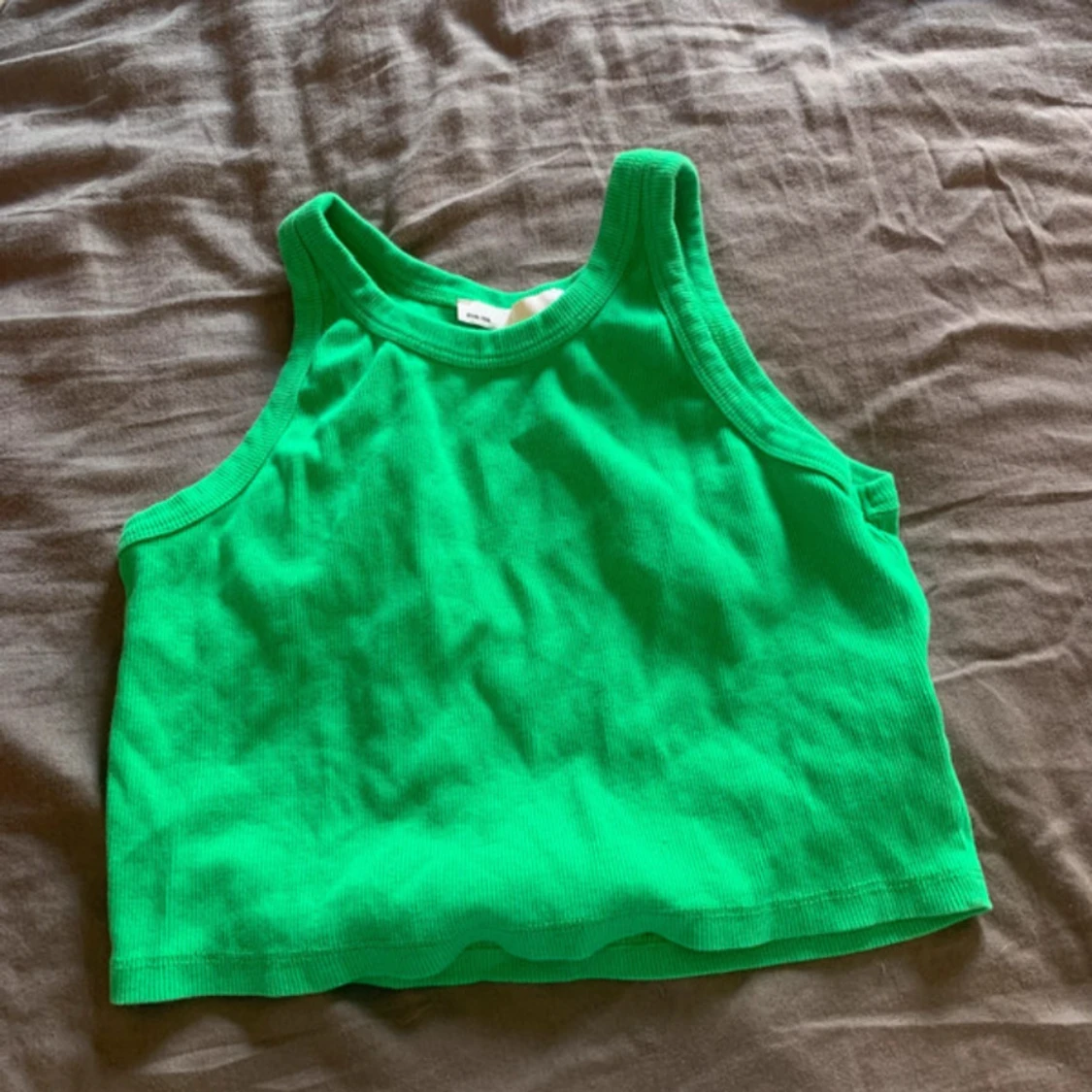 Grön croppad linnetopp