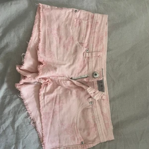 Ljusrosa lågmidjade korta jeansshorts  - Säljer ett par ljusrosa lågmidjade korta jeansshorts i storlek M men passar även S