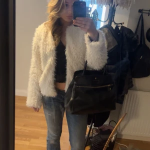 Vit fluffig jacka  - Vit jacka som är nästan helt oanvänd. Den häller varmen och är väldigt skön. Är storlek M men kan passa de som har storlek S 💗SKRIV FÖR FLER BILDER 💗💗