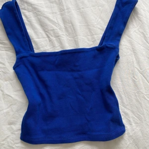 blå topp från gina trickot - säljer en blå topp från gina tricot i storlek XS. Toppen är enkel att styla med outfits och funkar perfekt till sommaren. 
